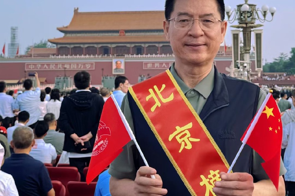 德耀阅兵场：旗帜小记者对话“北京榜样”李培义