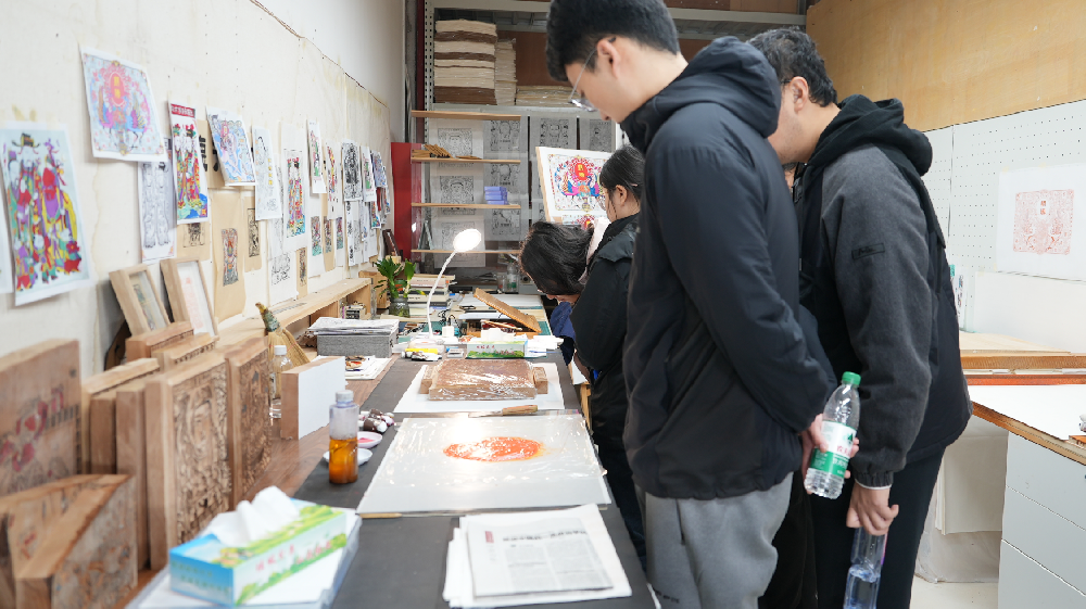 北京联合大学艺术学院工艺美术专业师生参观崇德堂博物馆非遗工作室